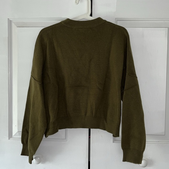 green sweater - Picture 3 of 3